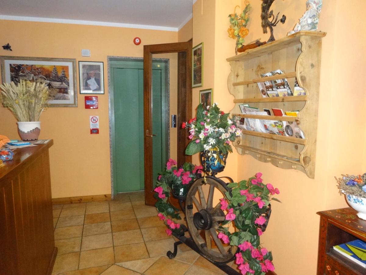 Hotel Genzianella Presenaio ภายนอก รูปภาพ