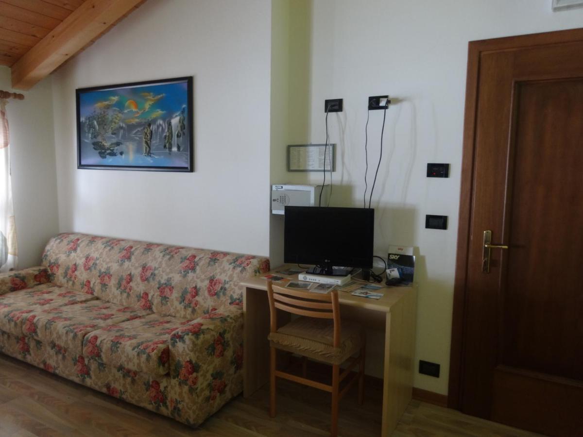 Hotel Genzianella Presenaio ภายนอก รูปภาพ