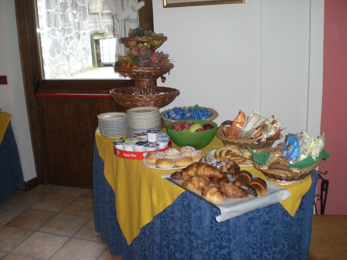 Hotel Genzianella Presenaio ภายนอก รูปภาพ